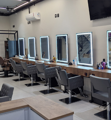 Entrada do salão de beleza Espaço Bela Harmonia, localizado na Dona Tecla em Guarulhos, oferecendo serviços de cabelo, unhas, estética, depilação, maquiagem e barbearia.